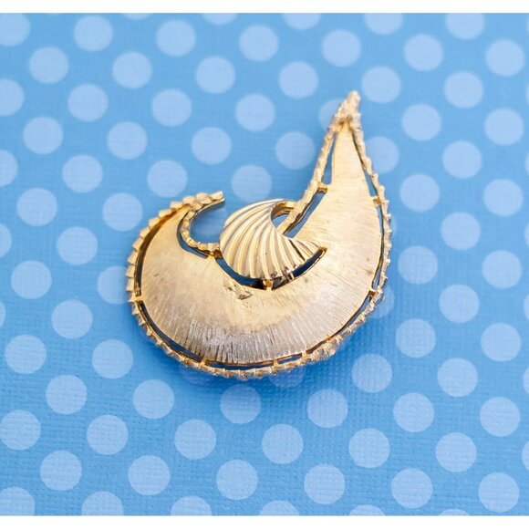 Vintage Mid Century Gold Tone Brooch - M6 - Picture 1 of 2